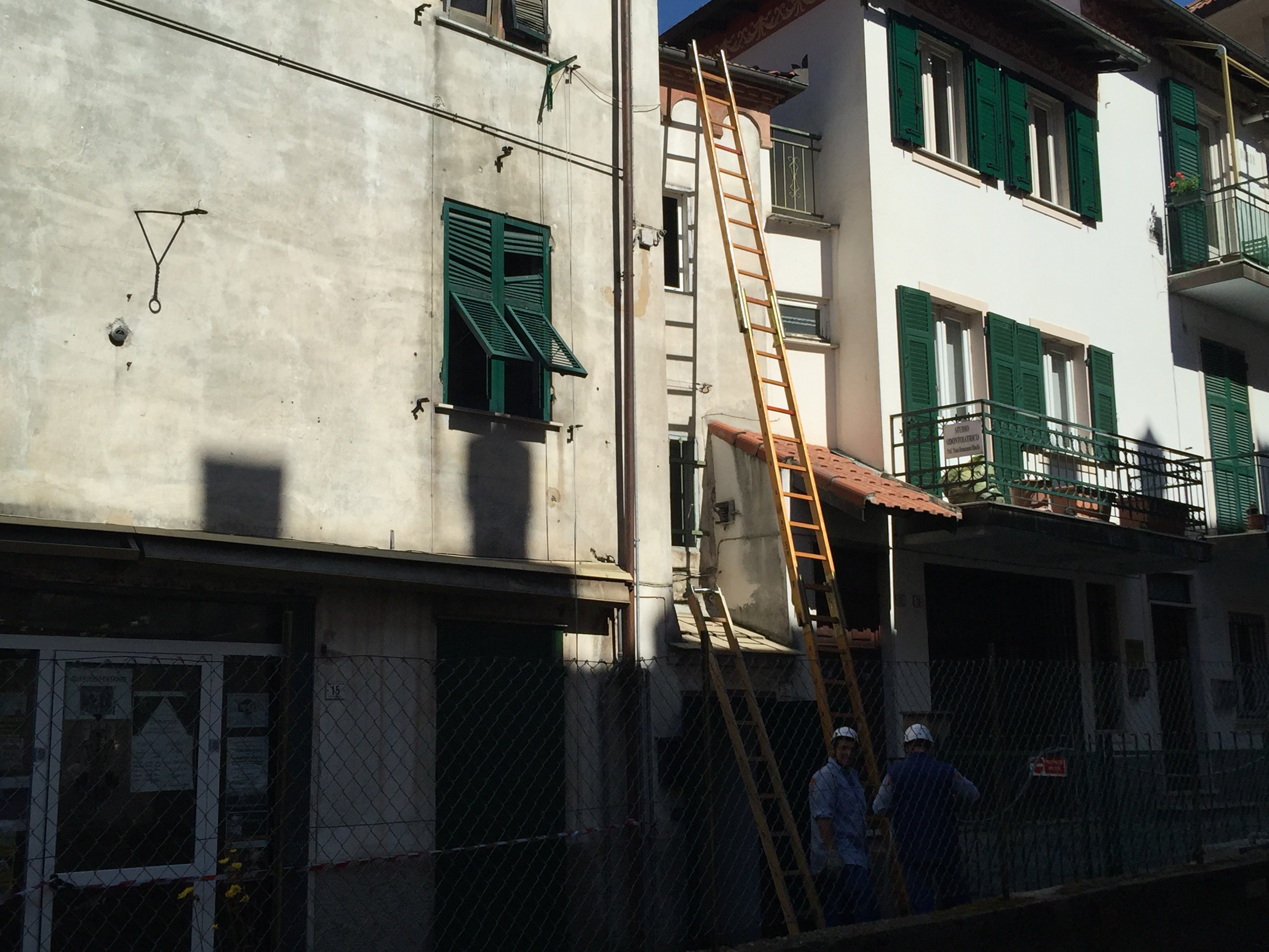 Fiamme a Casella, genitori lanciano il figlio: incendio provocato da una stufetta