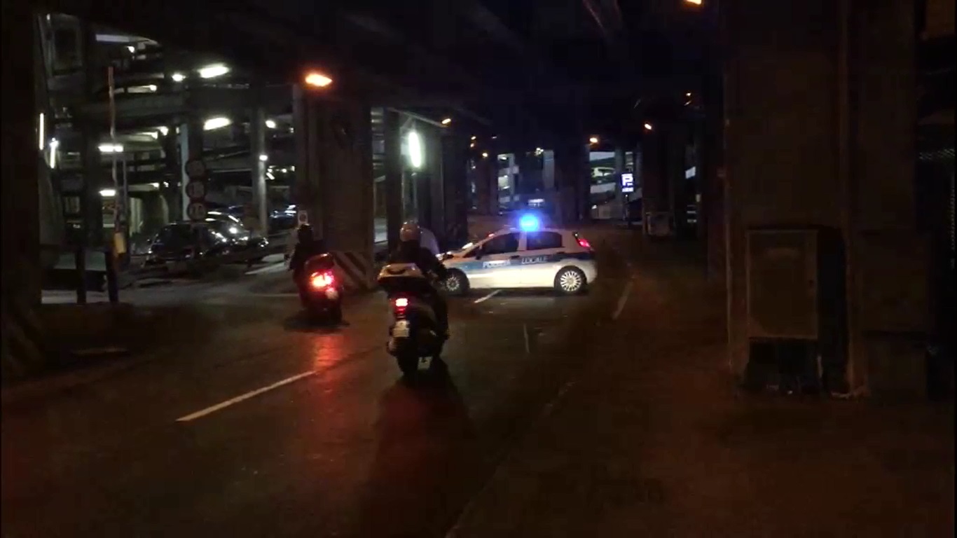 Crolla l'intonaco nel tunnel di via Casaccie: strada chiusa per l'intervento