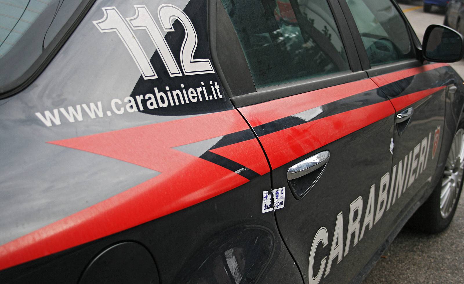 Aggredisce con un pugno la compagna, esce di casa e si uccide 