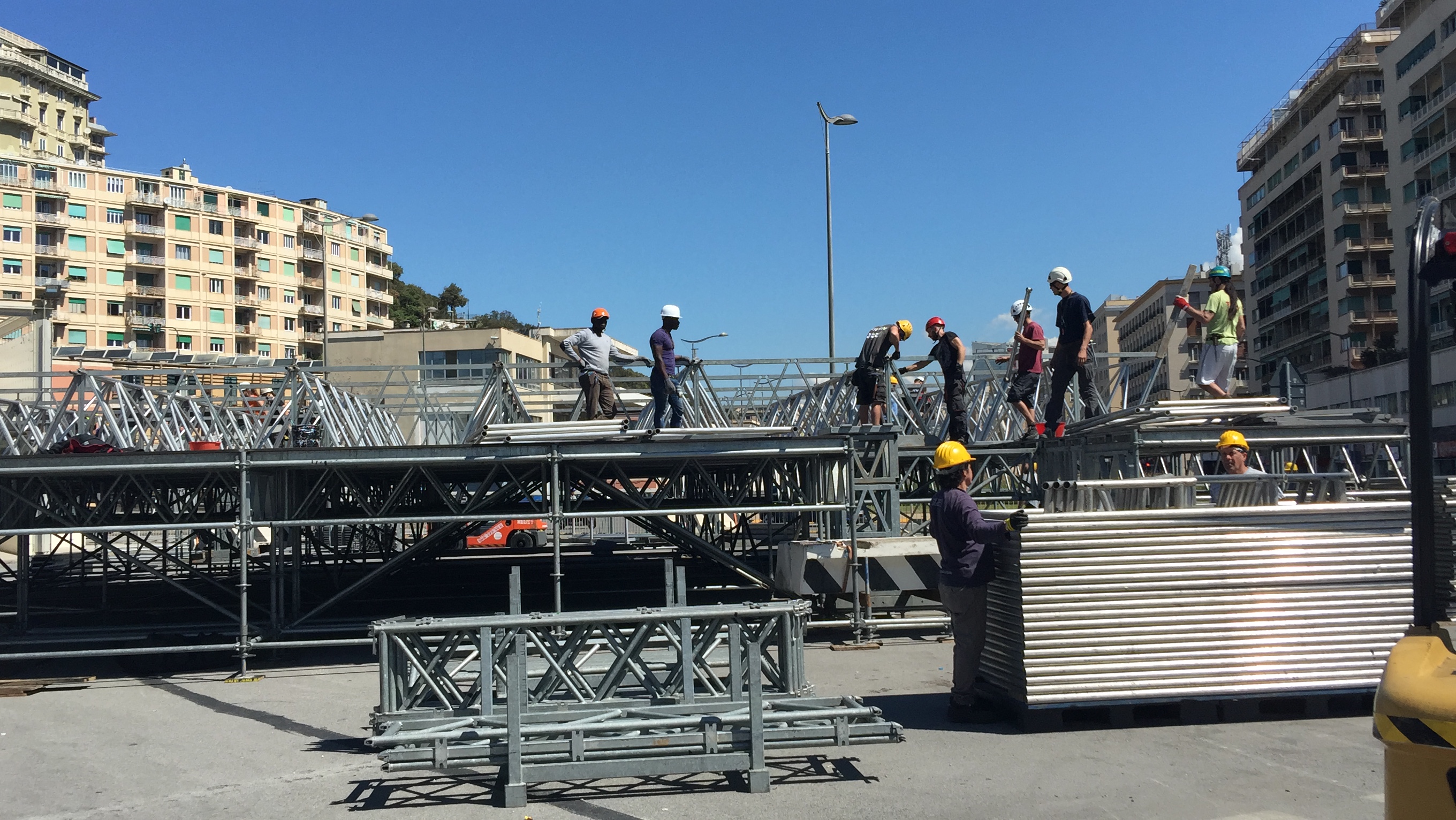 Papa Francesco a Genova, al via i lavori del palco: tra gli operai 15 poveri e disoccupati