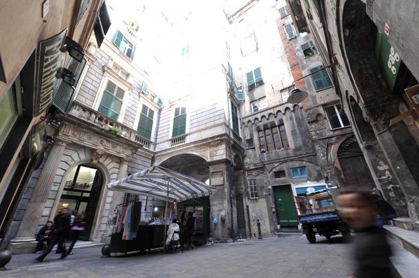 Crolla una volta nel centro storico: evacuati in piazza Cinque Lampadi