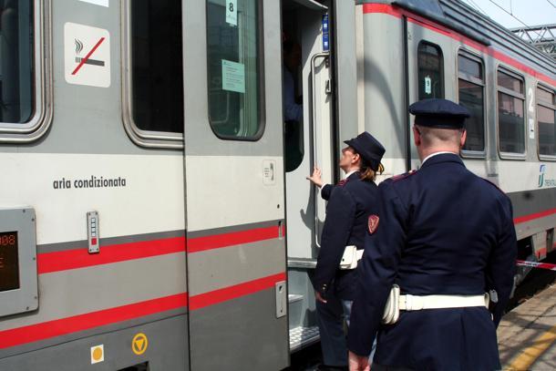 Vandali sul treno nel giorno di Pasqua, la Polizia identifica 30 giovani 