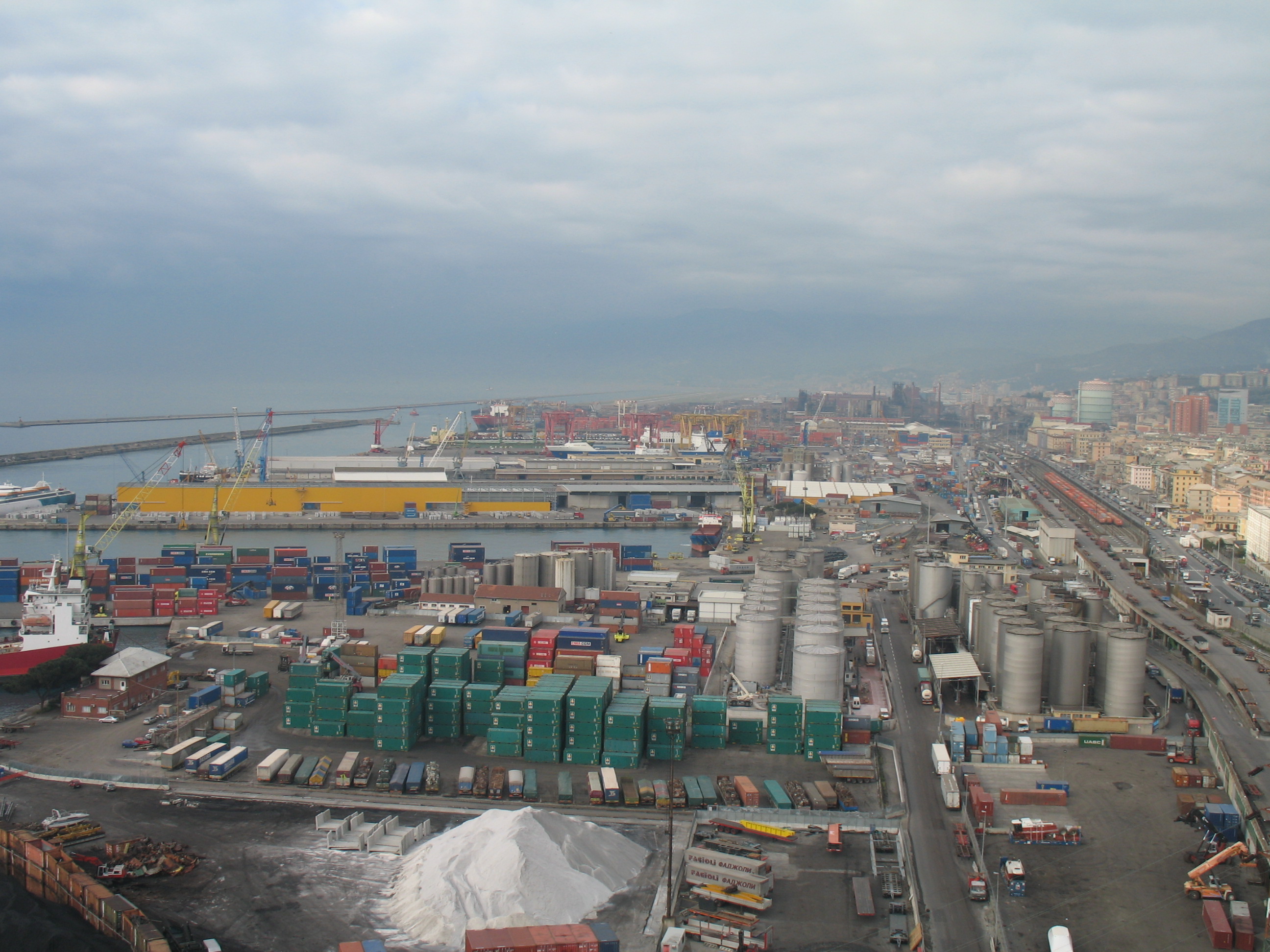 Genova, la puzza torna a Sampierdarena: ipotesi sostanza odorigena da una nave