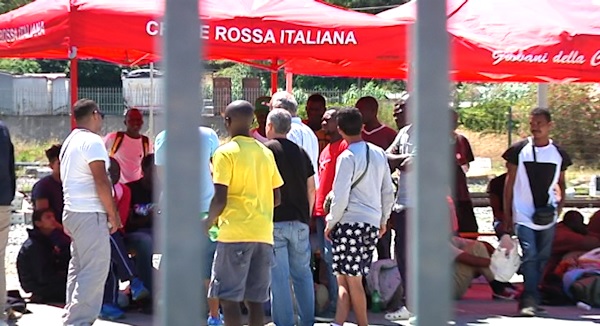 Migranti, l'appello della Caritas: 