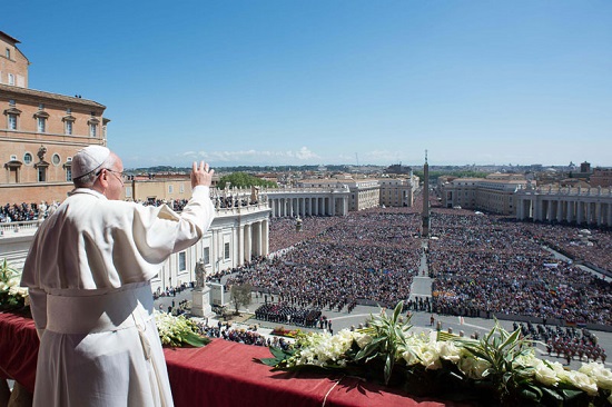 Regina Coeli in piazza San Pietro, Papa Francesco saluta i giovani genovesi: 
