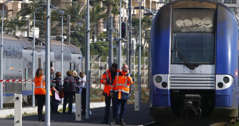 Migrante morto su un treno in Francia: trovato a Cannes, forse folgorato