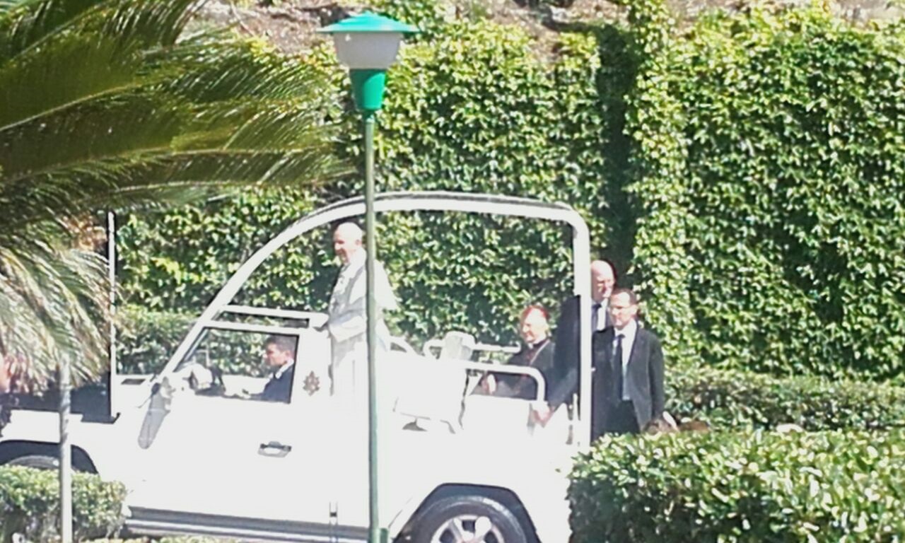 Papa Francesco è arrivato al Gaslini, visiterà il reparto di rianimazione 