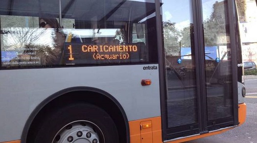 Poliziotti intervengono per sedare una rissa sul bus e vengono aggrediti: arrestati due sudamericani