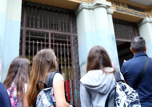 Caos ultimo giorno di scuola, insegnanti e poliziotti presi a botte: denunciate due ragazze