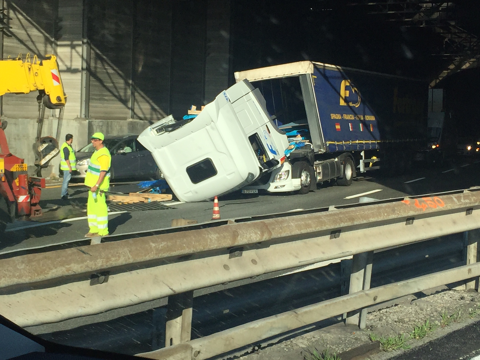 Incidente sulla A10, tir perde il carico e la cabina si ribalta