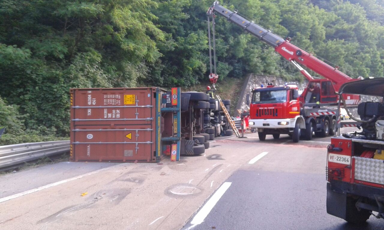 Tir si ribalta sulla A7, autista ferito e l'elicottero dei vigili del fuoco atterra in autostrada 