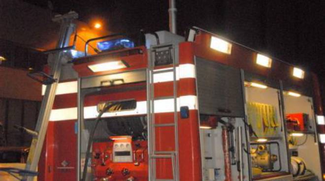 Incendio nei fondi del San Martino, evacuate le mamme coi neonati