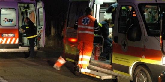 Auto si capotta sulla A10, tre feriti