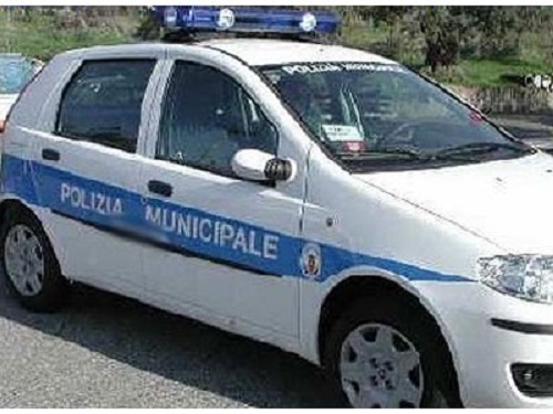 Non si ferma all'alt e cerca di speronare l'auto dei vigili, denunciato un 40-enne