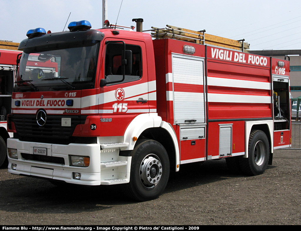 Scoppia un incendio in cucina, palazzina evacuata: due anziani in ospedale 