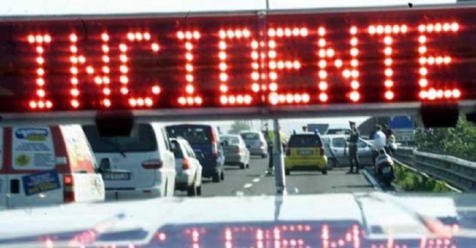 A10, tir di traverso a Celle: ferito il conducente, gasolio in autostrada
