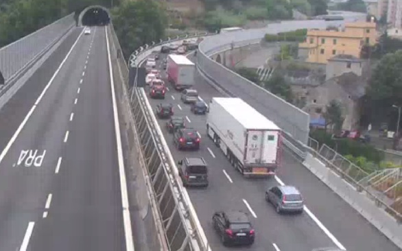 A10, scontro auto-camion: un ferito e due chilometri di coda