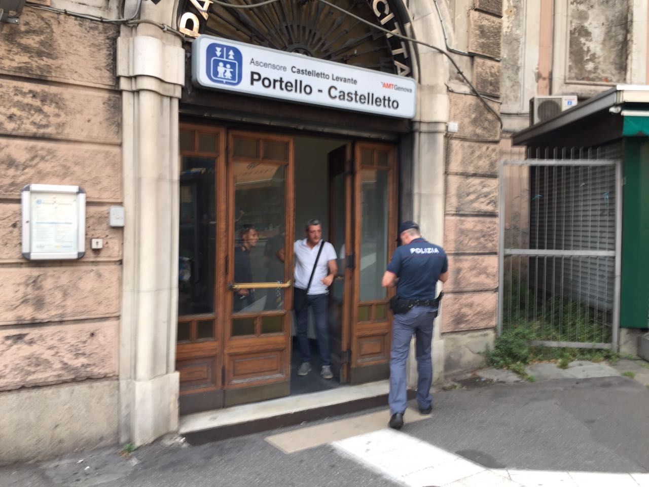 Donna accoltellata nel tunnel di Portello: migliorano le condizioni dell'artista-eroe