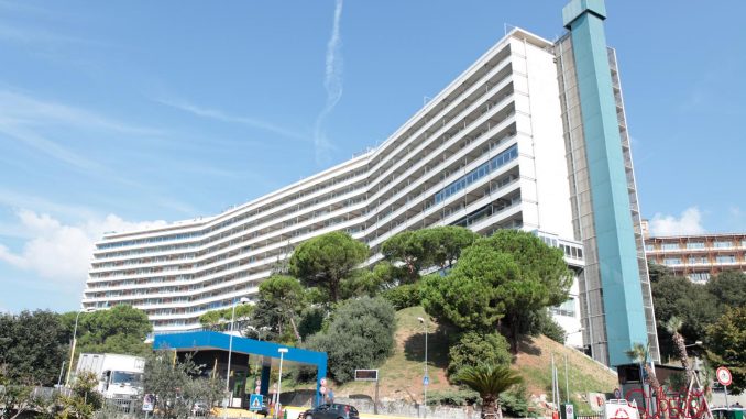 Rissa davanti a una discoteca, israeliano in coma farmacologico