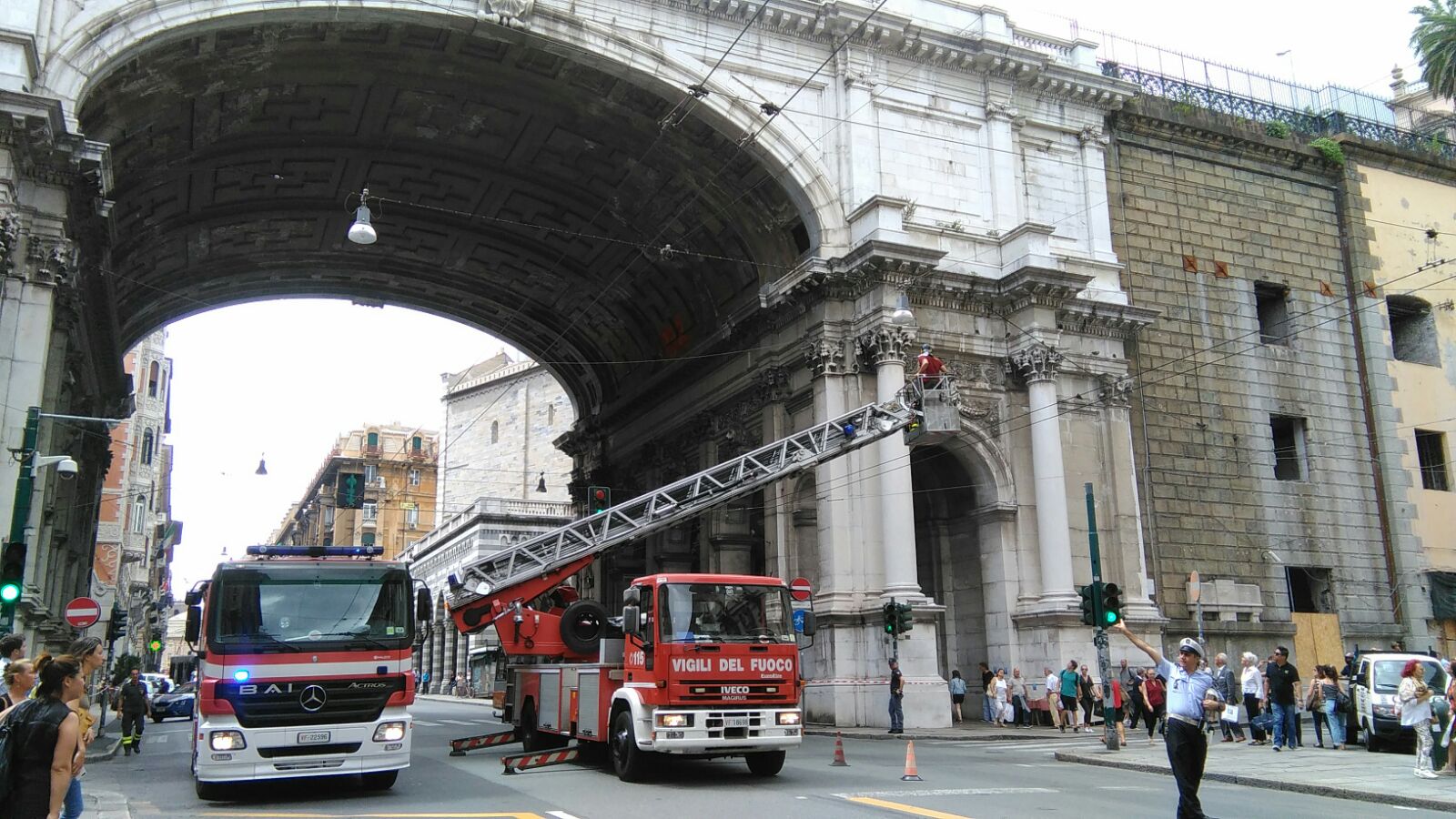 Calcinacci dal Ponte Monumentale, intervento in via Venti Settembre