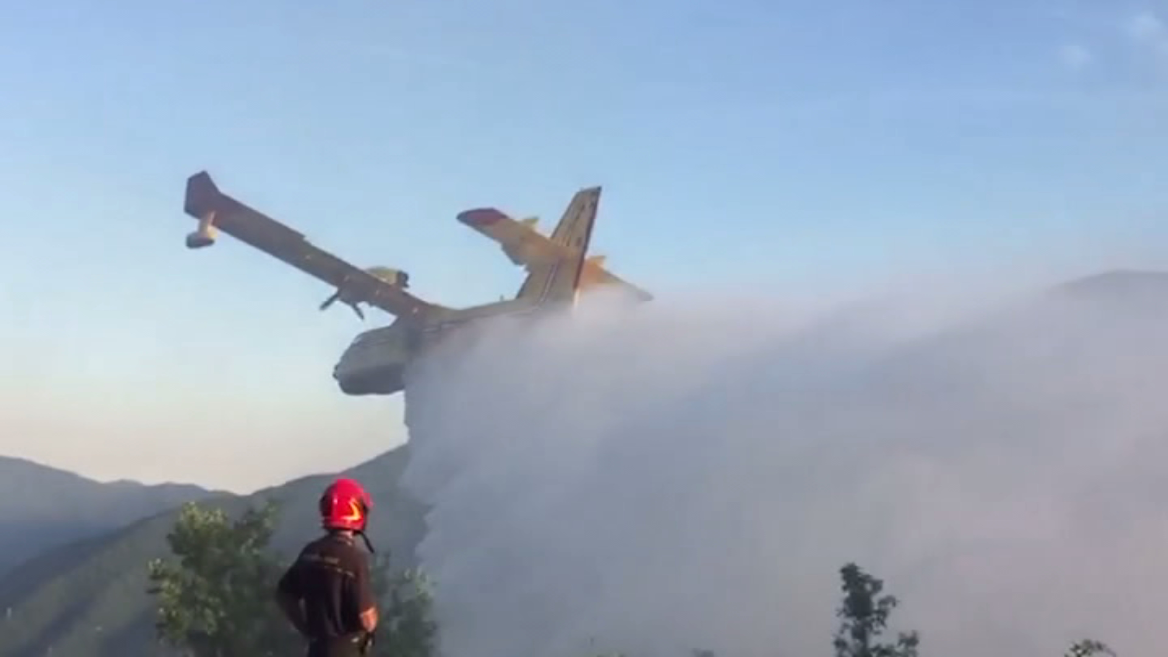 Incendio vicino alle case di Andagna, in fiamme quattro ettari di bosco