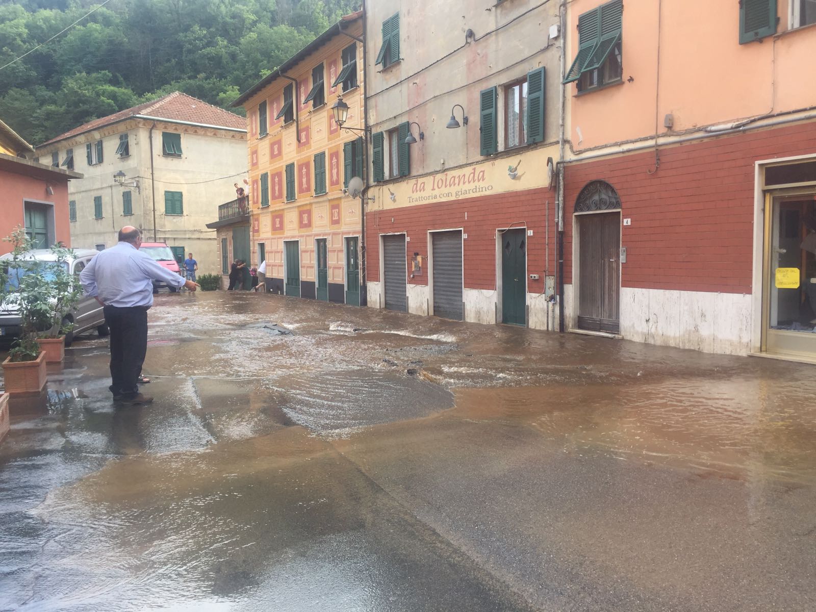 Tubo dell'acqua scoppia a Isoverde: voragine sulla strada e allagamenti