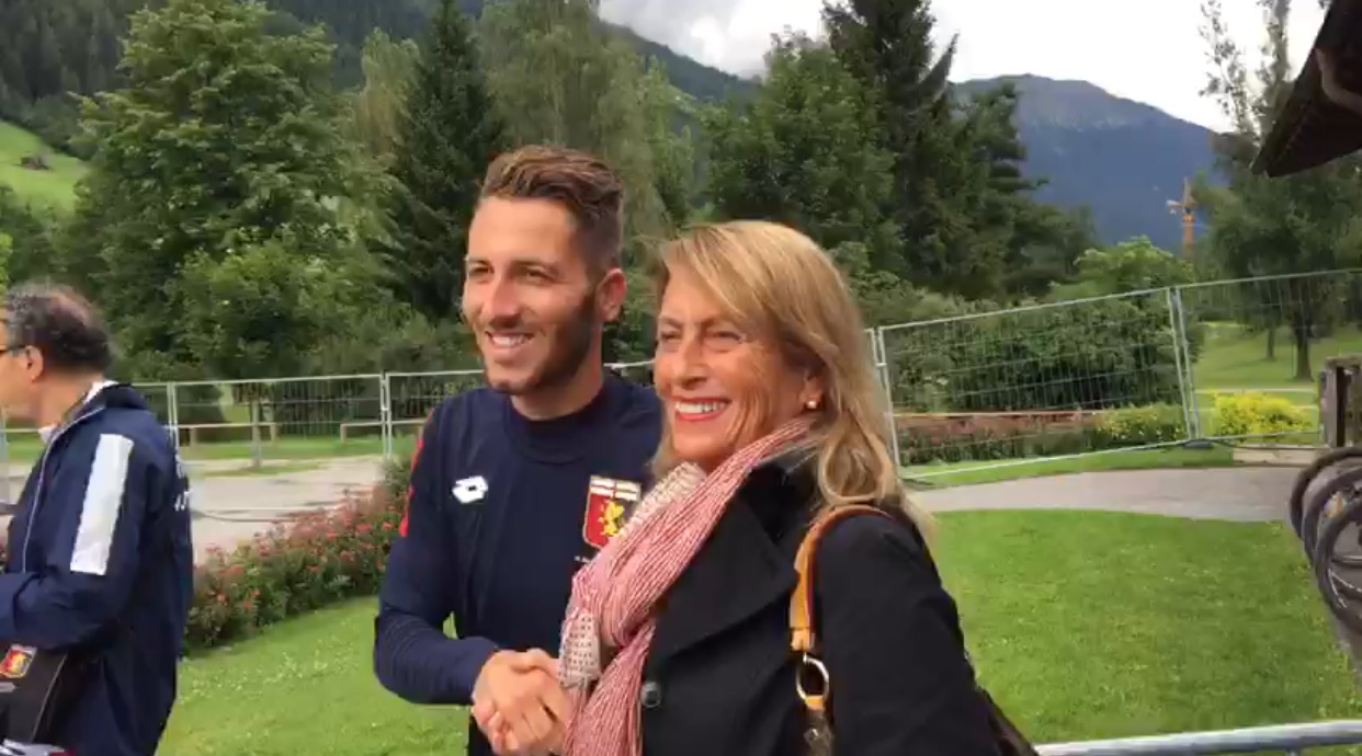 Genoa, è arrivato Bertolacci nel ritiro rossoblu: applausi dai tifosi 