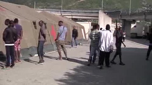 Migranti, Toti in visita a Ventimiglia: 