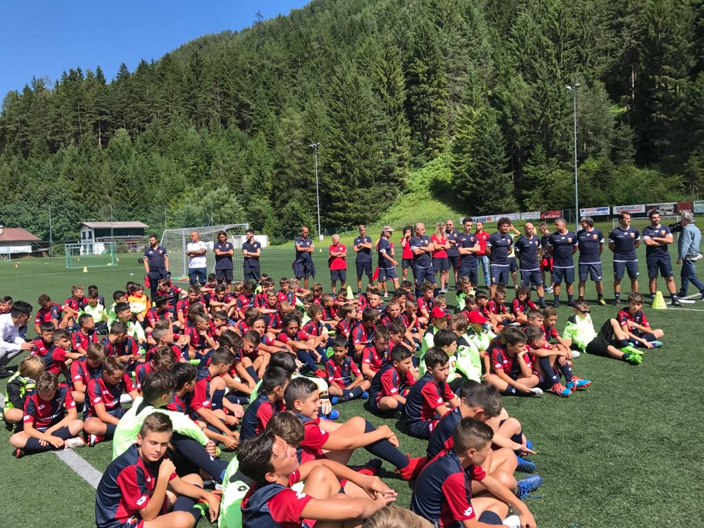 I campioni rossoblù incontrano i giovanissimi grifoni del Genoa Summer Camp