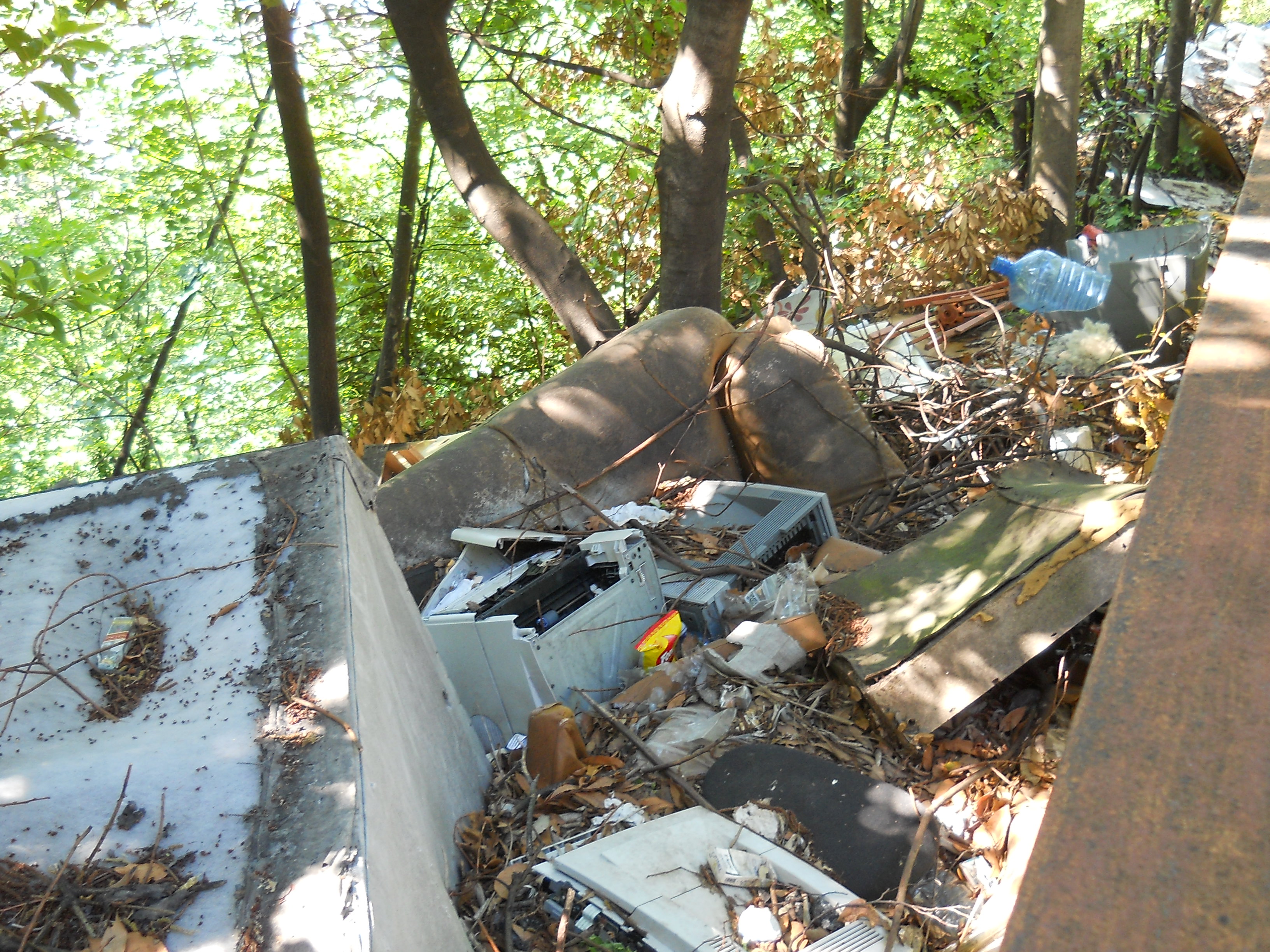 Discariche abusive lungo il torrente Varenna: rinvenuti materassi e materiali di risulta