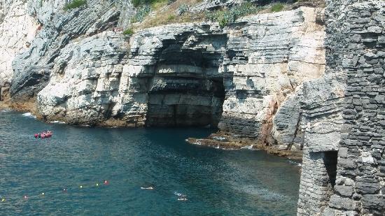 Portovenere, tuffo dalla grotta Byron: turista americano rischia la paralisi