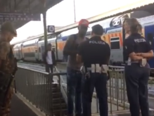 Il poliziotto al migrante: 