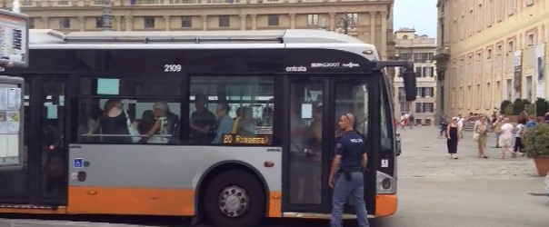 Scena da film a De Ferrari, la polizia blocca gli autobus: caccia a un gruppo armato di bastoni