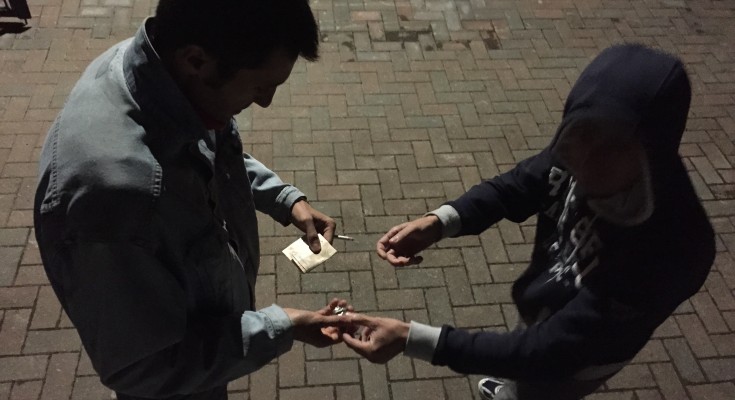 Migliaia di debiti per comprare la droga, la mamma fa arrestare il pusher 