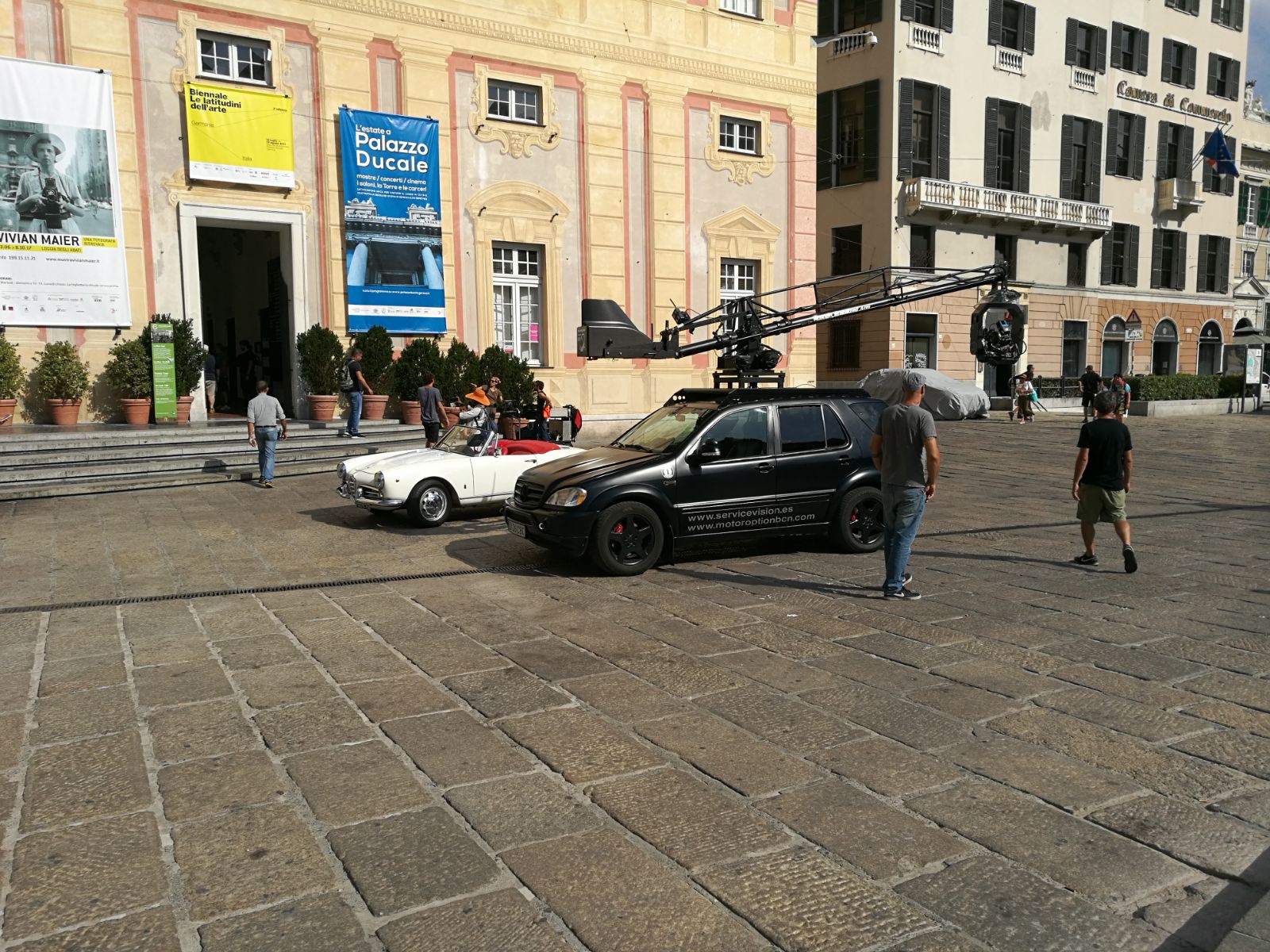 Girano uno spot in centro, il traffico rallenta