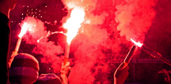 Amichevole Spezia-Savona, fiamme a bordo campo: partita sospesa