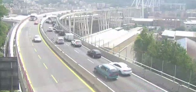 Incidente sul ponte Morandi, traffico in tilt
