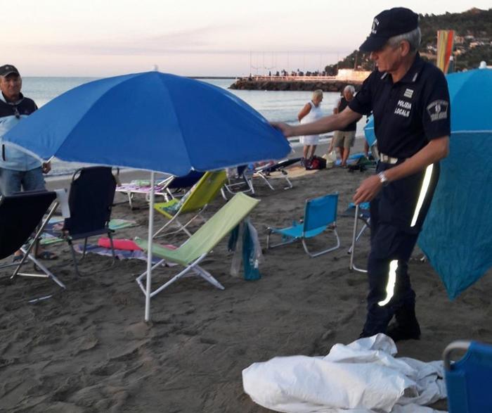 Furbetti dell'ombrellone, scatta il blitz: sequestrata l'attrezzatura 'segnaposto'