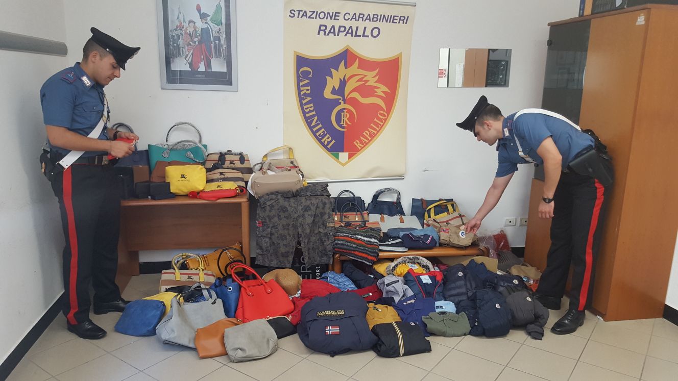 Vendevano merce contraffatta sulle spiagge: sequestrati beni per 15mila euro