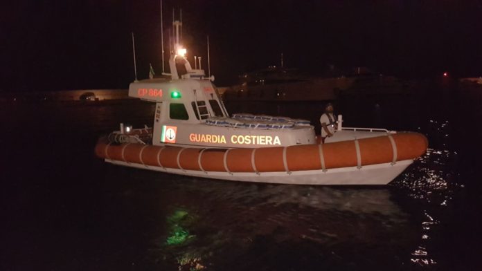 Barca quasi affondata a Portosole: recuperata da pompieri e guardia costiera