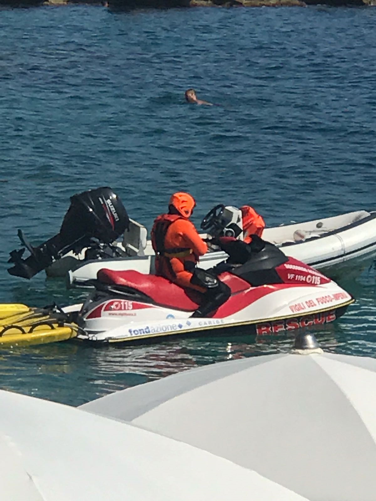 Soccorso in barca dalla Capitaneria con l'acquascooter, turista colto da malore 