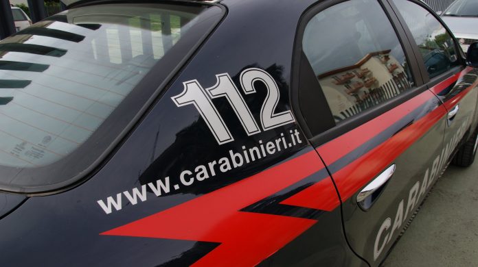 Alassio, minaccia il vicino con coltello e mannaia: denunciato