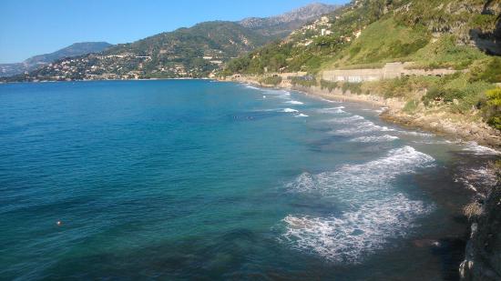 Ventimiglia, turista scopre granata della seconda guerra mondiale nella spiaggia delle Calandre 
