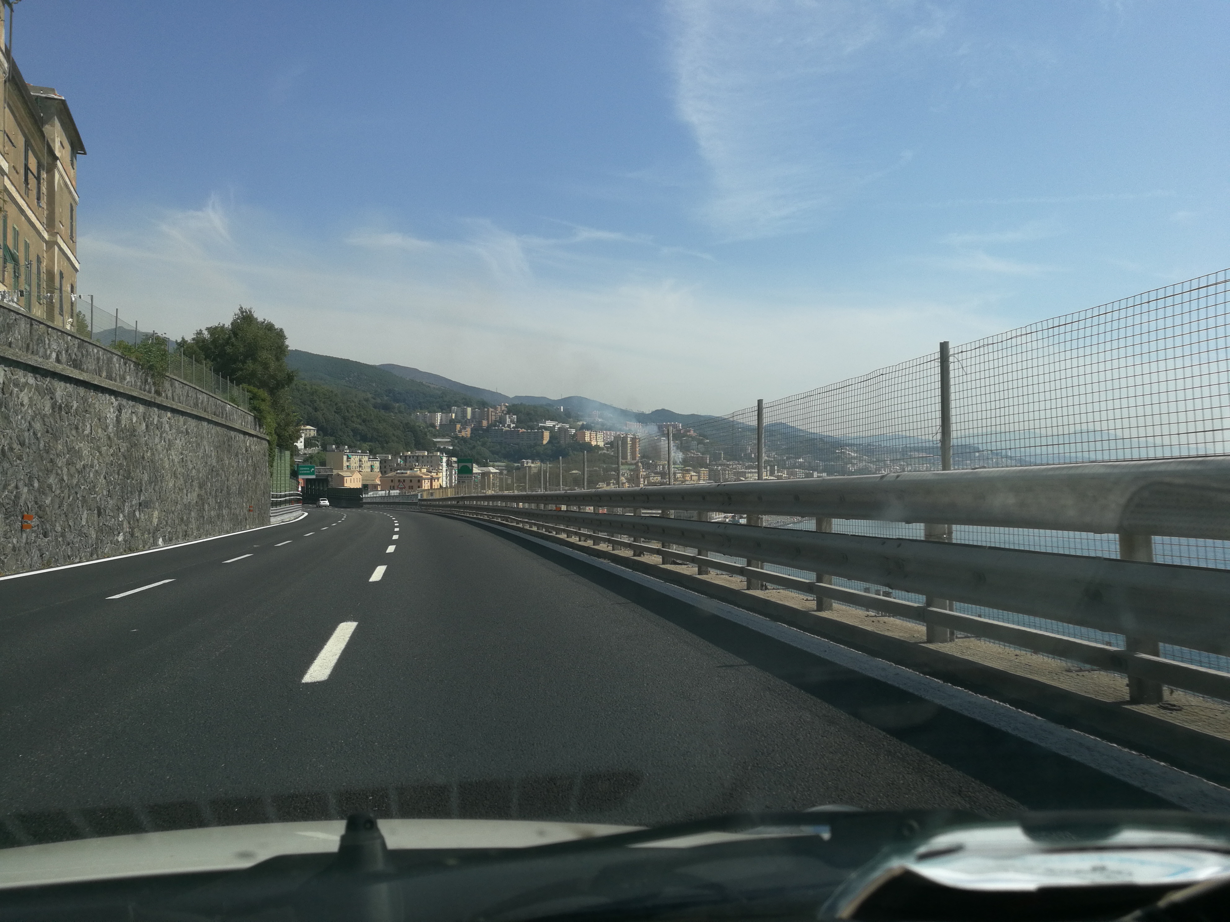 Voltri, brucia canneto vicino alle abitazioni
