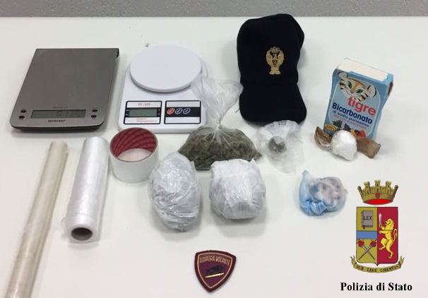 Poliziotti intervengono per sedare una lite familiare, in casa trovano una centrale per lo spaccio