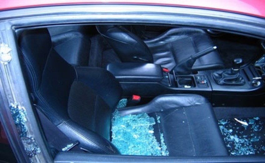 Straniero ruba da un'auto in sosta, inseguito e bloccato da sei giovani genovesi