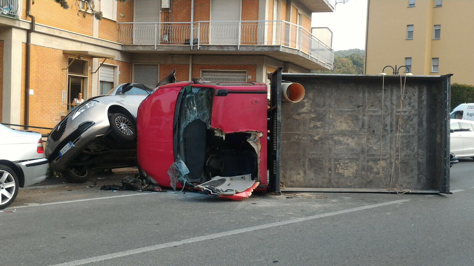 Cogorno, furgone si ribalta e colpisce le auto in sosta: ferito il conducente