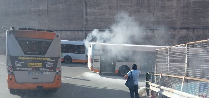 Incendio su un bus Amt, passeggeri salvati dall'autista 