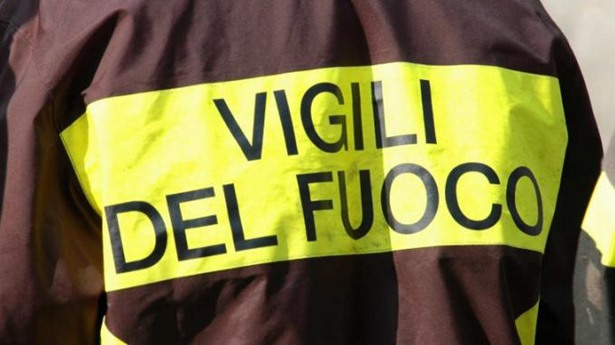 Beverino, brucia un vigneto e minaccia un'abitazione
