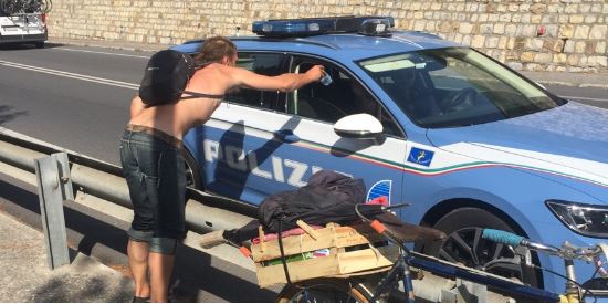 Vuole arrivare in bici a Genova passando per la A10, artista di strada fermato ad Andora   